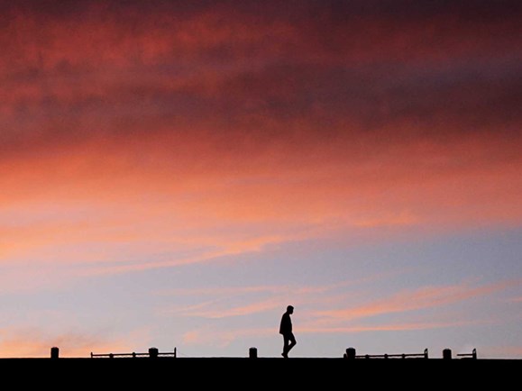 Wandelen bij zonsondergang in Schoorl